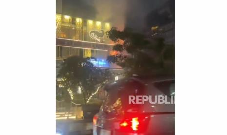 Api Lahap Reklame Sarinah, Diduga Korsleting Picu Kebakaran