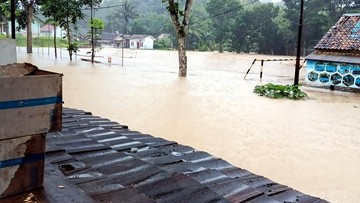 banjir-bandang-picu-kampung-di-sukabumi-terisolasi,-jembatan-hanyut
