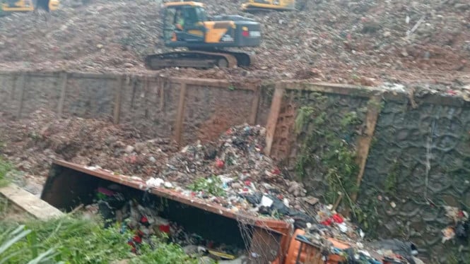 Longsor Bantargebang Seret Truk Sampah, Aliran Kali Tertutup!