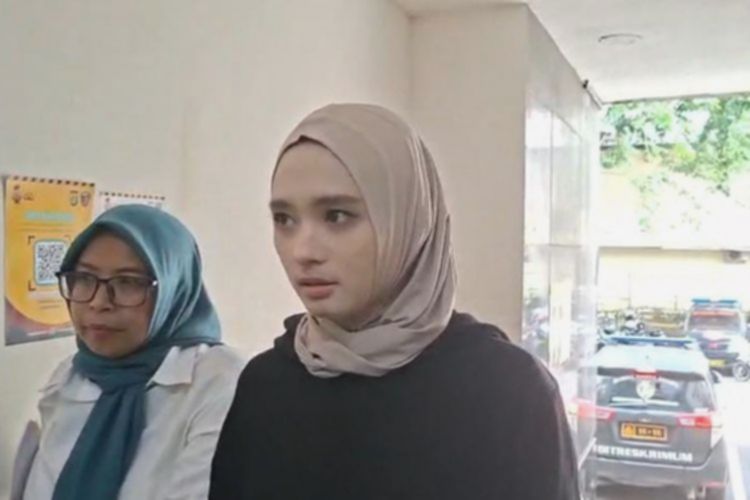 Inara Rusli Pilih Pertahankan Rumah Tangga, Patuhi Suami: Gaya Jurnalistik