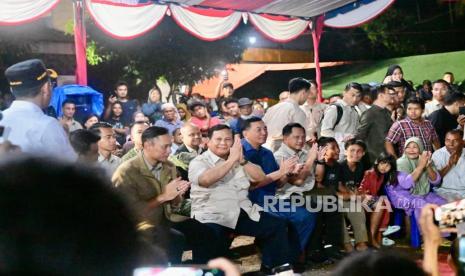 Prabowo Sambut 2026 Bersama Pengungsi Tapsel, Ajak Bernyanyi dan Berdoa