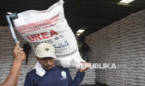 Petani Tebus Pupuk Subsidi Sejak Dini Hari 2026