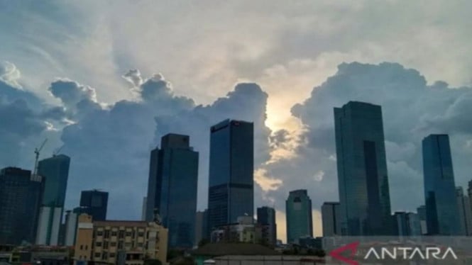 Jakarta Bersiap: Awan Tebal Dominasi Langit, BMKG Imbau Waspada Hujan