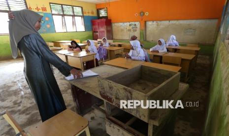 **Siswa Pidie Jaya Bangkit: Kembali Bersekolah di Tenda Darurat!**