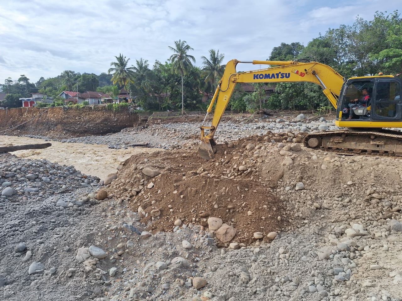 Semen Padang Atasi Abrasi, Kerahkan Ekskavator Normalisasi Sungai