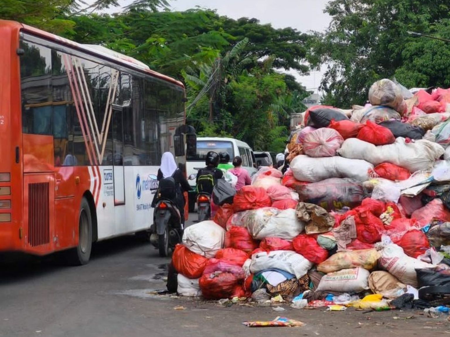 Gunungan Sampah Tangsel Ancam Warga, Pemkot Kebut Pengangkutan!