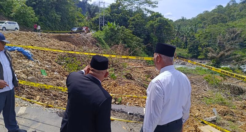 Gubernur Tinjau, Usulkan Alihkan Jalur Jalan Rusak Talu Akibat Bencana