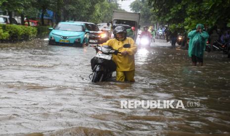 Curah Hujan Tinggi Rendam Jakarta, BPBD Kerahkan Personel Pantau Banjir