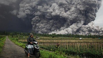 Gunung Semeru Semburkan Awan Panas, BPBD Imbau Warga Waspada