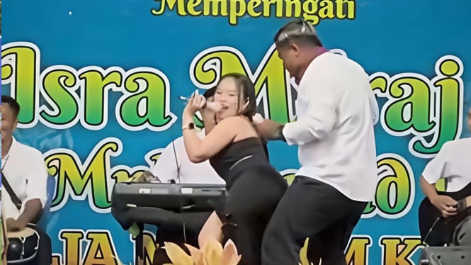 Biduan Berbusana Minim Joget di Acara Isra Miraj Banyuwangi, Warganet: Ini Pencemaran!