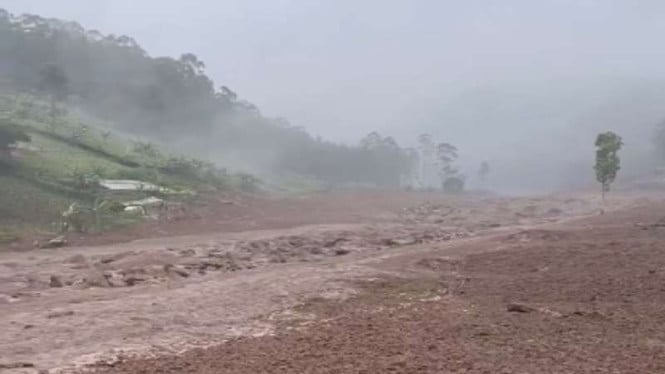 Longsor Bandung Barat Runtuhkan Rumah, Timpa Warga, Pengungsi Merana!