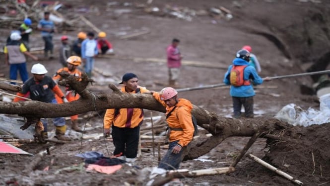 tim-sar-lanjutkan-pencarian-65-korban-hilang-longsor-cisarua-bandung-barat