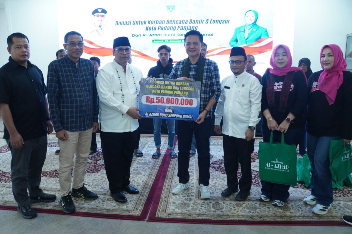 Al Azhar BSD Ulurkan Bantuan, Korban Banjir Padang Panjang Tersenyum
