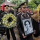 prabowo-anugerahkan-bintang-bhayangkara-pratama-ke-meri-hoegeng