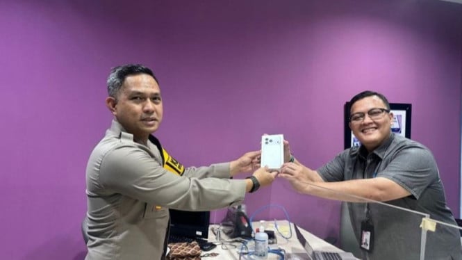 Kapolres Tangsel Serahkan Gratifikasi iPhone 17 Pro Max dan Tongkat ke KPK