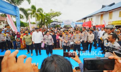 Kapolri-Ketua Komisi IV Tinjau, Salurkan Bantuan di Tapanuli Tengah