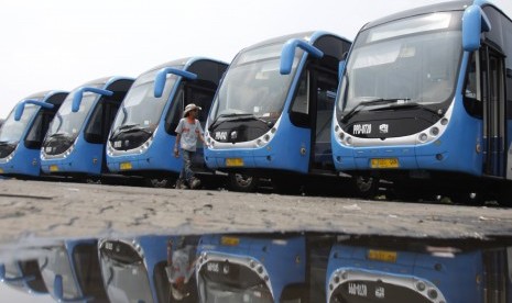Transjakarta Berasap di Pancoran, Penumpang Panik Berhamburan Keluar