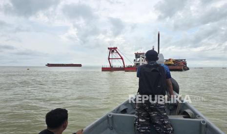 Satgas Kuala TNI dan Jhonlin Keruk Sedimentasi Muara Kuala Peunaga