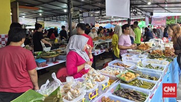 Serbu Takjil Benhil, Ratusan Warga Berburu Hidangan Berbuka!