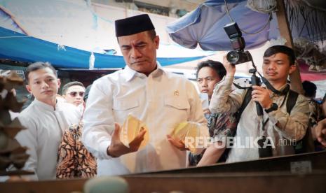 Mentan Sidak Pasar, Turunkan Harga, Telusuri Penjual Minyak Goreng Nakal