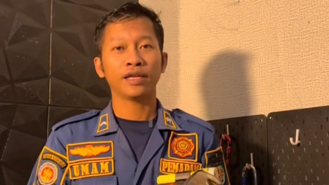 Damkar Diteror Usai Unggah Konten, Balas Mandi Pakai Helm!