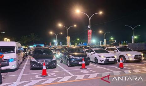 Pemudik Serbu Merak Dini Hari, Antrean Kendaraan Mengular!