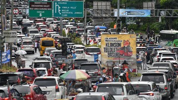 *   **Tekan Macet Puncak, Jabar Stop Angkot, Bayar Kompensasi Lebaran**