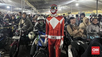 Power Ranger Merah Mudiki Lampung, Hibur Pemudik di Pelabuhan