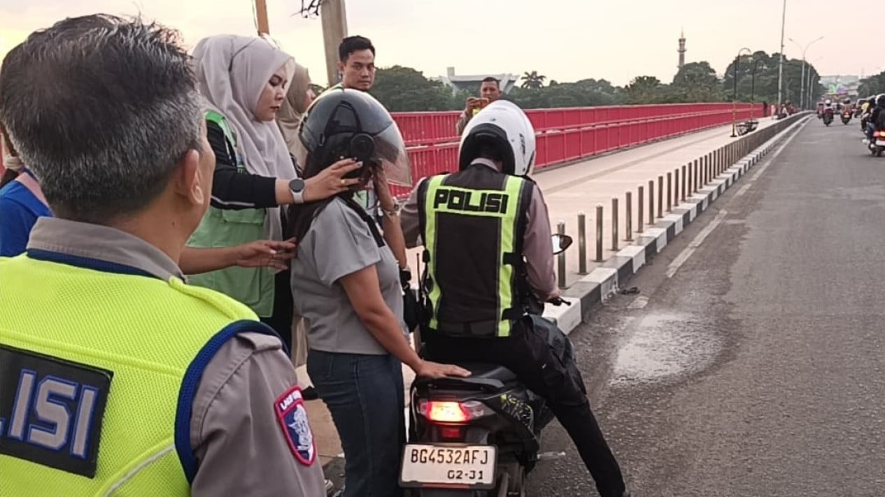 110 Polda Sumsel Selamatkan Wanita di Jembatan Ampera dari Bunuh Diri