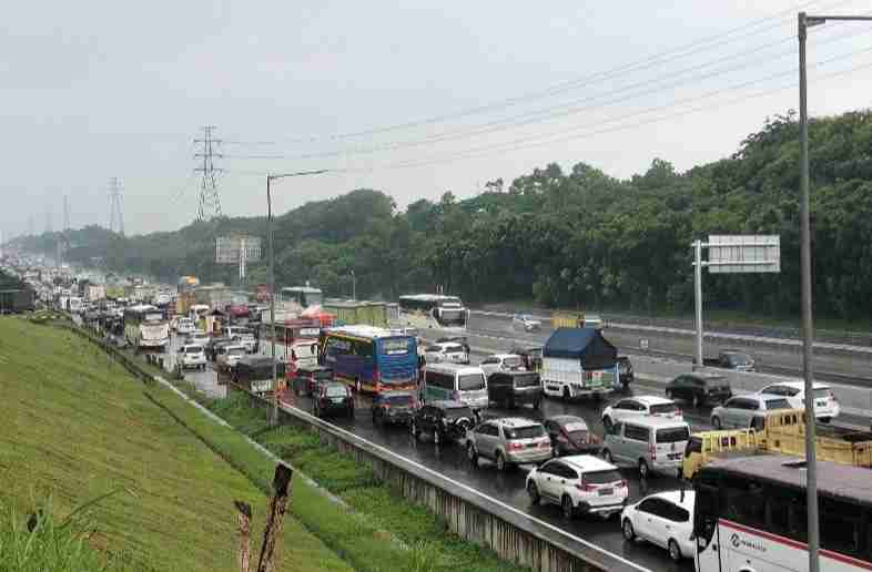 Jasa Marga Perpanjang Contraflow Japek Imbas Lonjakan Kendaraan Lebaran