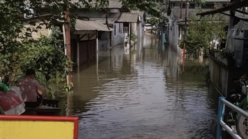 Polisi Evakuasi Warga Ciracas, Patroli Antisipasi Bencana Banjir Luapan Cipinang