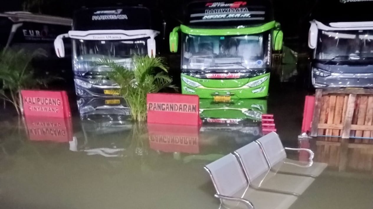 Kali Cipinang Meluap, Banjir Rendam Terminal Kampung Rambutan