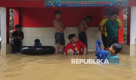 Sungai Meluap Rendam Jakarta Timur, BPBD Kerahkan Personel!