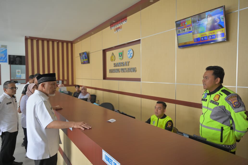 Mahyeldi Sidak Samsat: Petugas Kurang Komunikasi, Masyarakat Terlantar