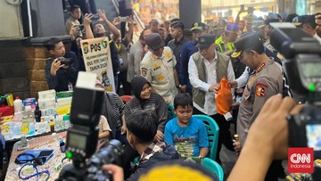 Kapolri Tinjau, Sapa, Imbau, dan Bagikan Bingkisan ke Pemudik Bakauheni
