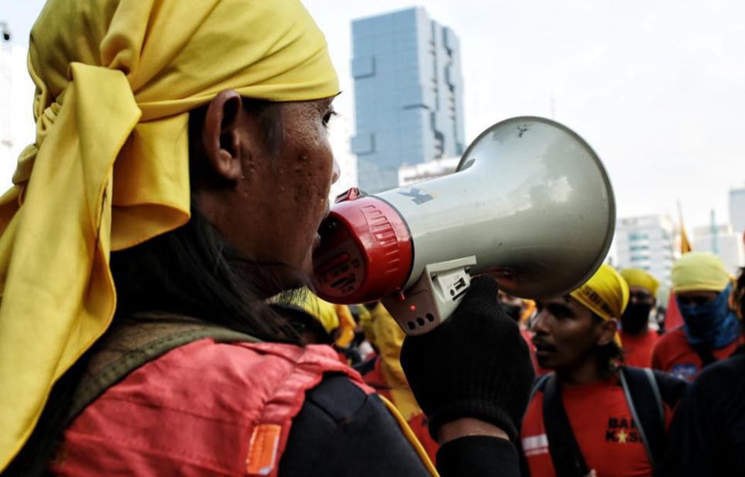 Buruh Geruduk Kemenaker, Tuntut THR dan Stop Impor Pikap!