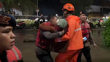 Brimob Evakuasi Nenek dari Banjir 1,7 Meter di Jaksel