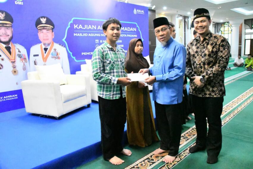 Wawako Padang Santuni Yatim, Salurkan Bantuan Masjid Terdampak Bencana