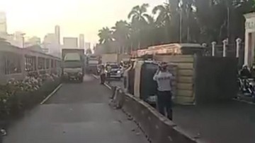 truk-terguling-di-depan-gedung-dpr,-solar-tumpah-ke-jalan