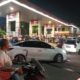 isu-kenaikan-harga-bbm-1-april,-antrean-kendaraan-mengular-di-spbu-kalimalang