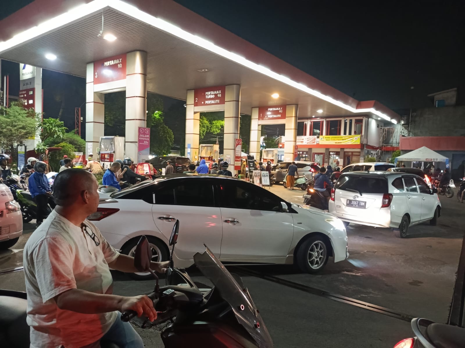 Spekulasi Harga BBM Memicu Panic Buying, SPBU Kalimalang Dipadati Kendaraan