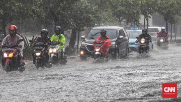 Tanggul Jebol Terjang Demak, Banjir Paksa Ratusan Warga Mengungsi