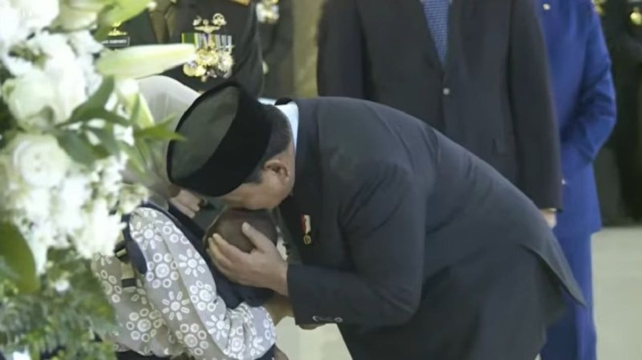 Momen Haru Prabowo Cium Kening Bayi Anak Prajurit TNI yang Gugur di Lebanon