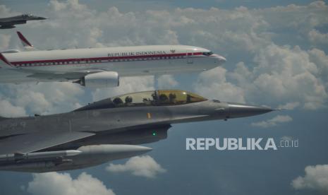 Jet Tempur TNI AU Kawal Pesawat Presiden Prabowo Rayakan HUT Ke-80
