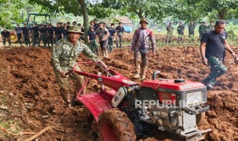 kodiklat-tni-gelar-bimtek-ketahanan-pangan-bagi-prajurit-yonif-tp