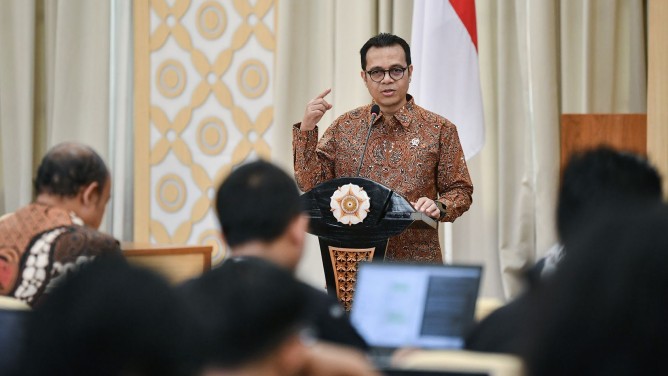 Wamenkomdigi Peringatkan AI Gerus Daya Pikir Kritis