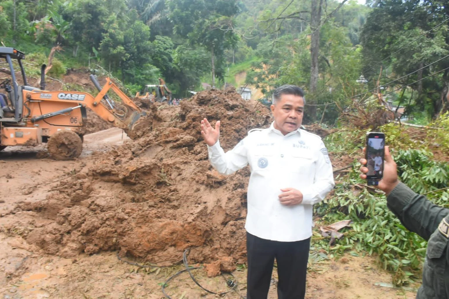 Benni Warlis Tinjau Longsor Sungai Landia, Akses Lumpuh Total