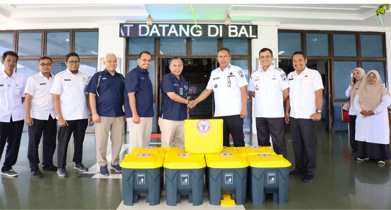 Pariaman Terima Sembilan Tong Sampah Terpilah dari Semen Padang