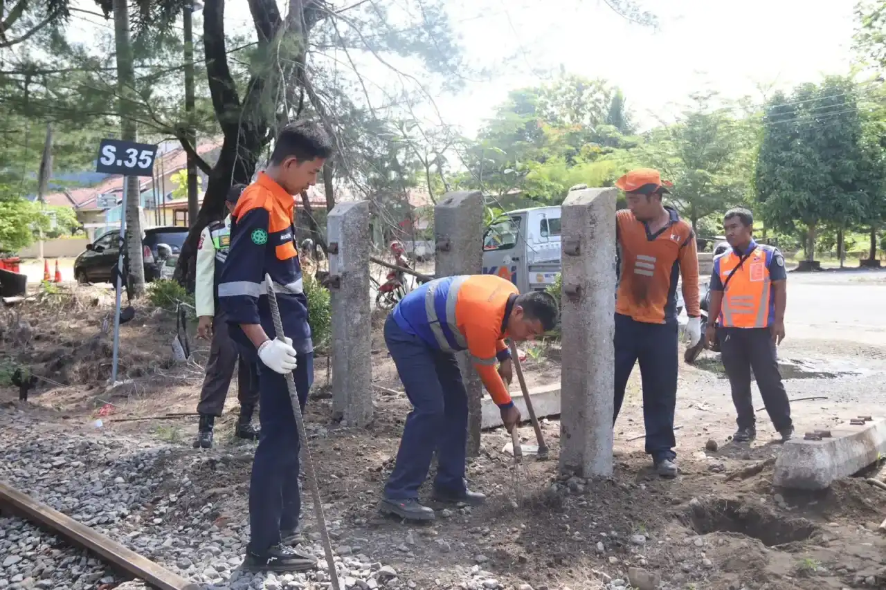 KAI Tutup Perlintasan Liar Padang Pariaman, Tingkatkan Keselamatan
