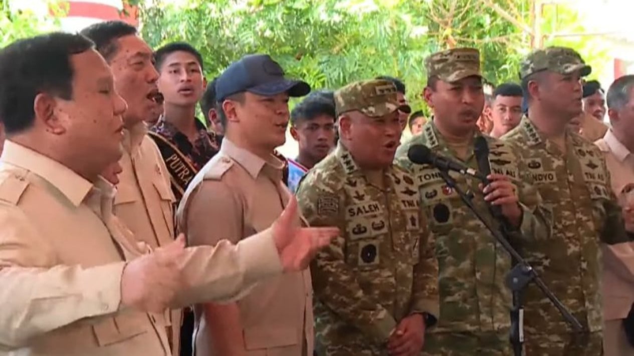 Prabowo Minta Jenderal TNI Bernyanyi Hibur Warga Miangas